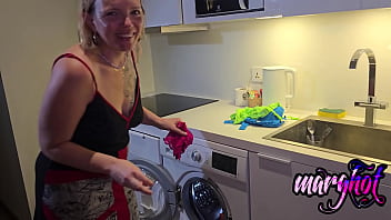 Défonce anal la tête dans la machine a laver pendant que je fessais ma