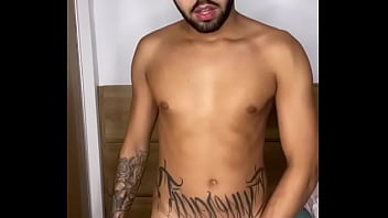 Novinho tatuado se exibindo