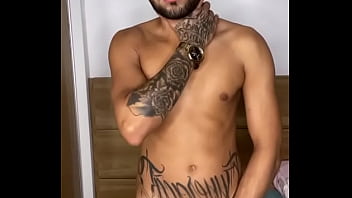 Novinho tatuado se exibindo