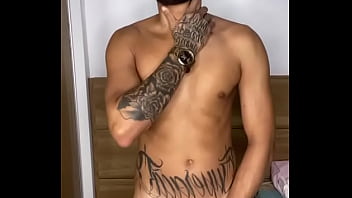 Novinho tatuado se exibindo