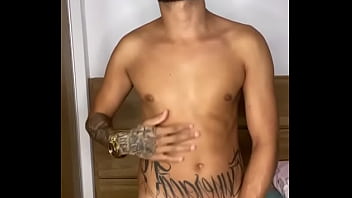 Novinho tatuado se exibindo