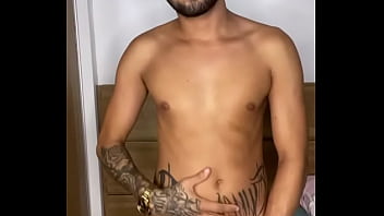 Novinho tatuado se exibindo