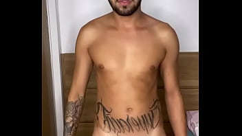 Novinho tatuado se exibindo