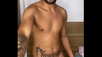 Novinho tatuado se exibindo