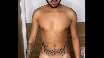 Novinho tatuado se exibindo