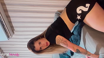 Novinha rebola o bundão e exibe a bucetinha rosa deliciosa aline novak