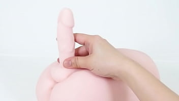 にょっきり生えた小振りなペニス。ガチンコ本格男の娘オナホがやっと誕生！