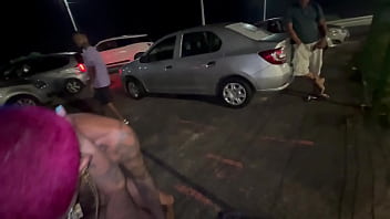 Fudendo no meio da rua na frente de todo mundo