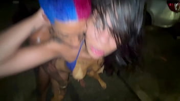 Fudendo no meio da rua na frente de todo mundo