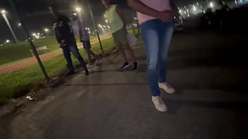 Fudendo no meio da rua na frente de todo mundo