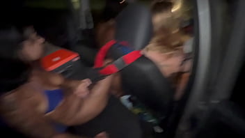 Fudendo no meio da rua na frente de todo mundo