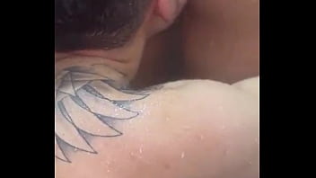 Me dan duro en la ducha