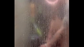 Me dan duro en la ducha