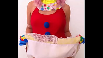 Dabalilela chica timida se levanta la falda en el circo muestra el culo