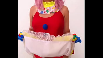 Dabalilela chica timida se levanta la falda en el circo muestra el culo