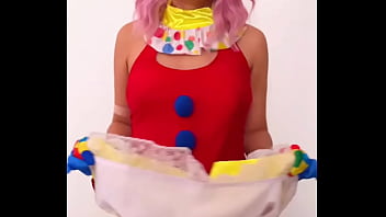 Dabalilela chica timida se levanta la falda en el circo muestra el culo