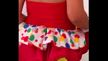 Dabalilela chica timida se levanta la falda en el circo muestra el culo