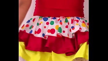 Dabalilela chica timida se levanta la falda en el circo muestra el culo