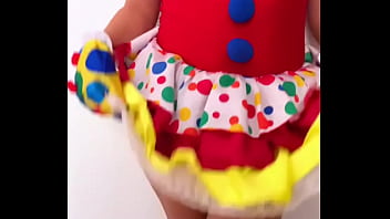 Dabalilela chica timida se levanta la falda en el circo muestra el culo