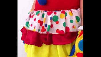 Dabalilela chica timida se levanta la falda en el circo muestra el culo