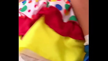 Dabalilela chica timida se levanta la falda en el circo muestra el culo