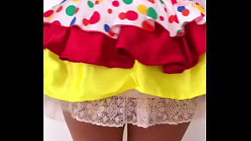 Dabalilela chica timida se levanta la falda en el circo muestra el culo