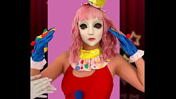 Dabalilela chica timida se levanta la falda en el circo muestra el culo