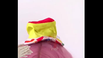 Dabalilela chica timida se levanta la falda en el circo muestra el culo