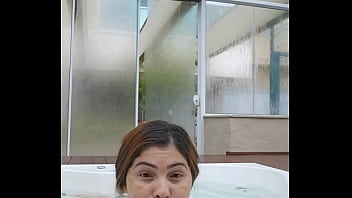 Estou sozinha na jacuzzi do hotel o marido está no quarto e eu aqui cheia de fogo