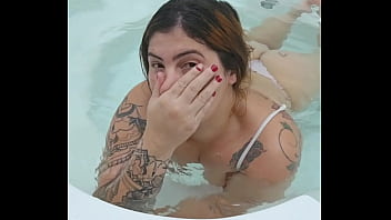 Estou sozinha na jacuzzi do hotel o marido está no quarto e eu aqui cheia de fogo