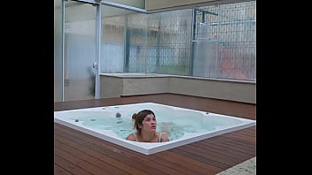 Estou sozinha na jacuzzi do hotel o marido está no quarto e eu aqui cheia de fogo