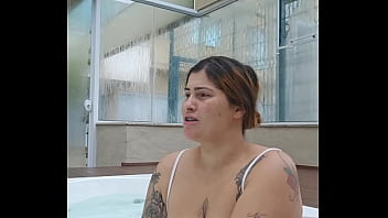 Estou sozinha na jacuzzi do hotel o marido está no quarto e eu aqui cheia de fogo