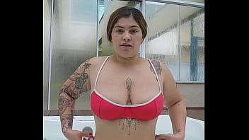 Estou sozinha na jacuzzi do hotel o marido está no quarto e eu aqui cheia de fogo