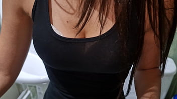 Le pago dinero a la sirvienta de mi madre a cambio de una buena mamada con garganta profunda