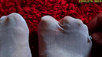 Gigante coloca homenzinho para chupar a enorme buceta