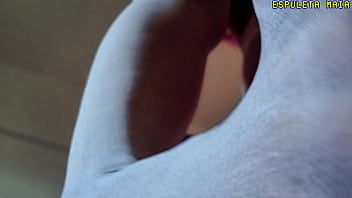 Gigante coloca homenzinho para chupar a enorme buceta