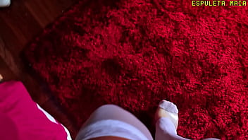 Gigante coloca homenzinho para chupar a enorme buceta