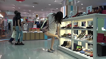 丝袜脚，街拍，鞋店丝袜 thumbnail