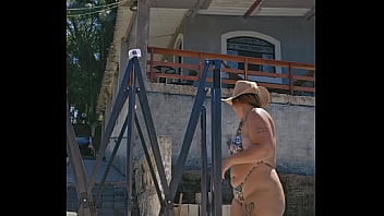 Montando uma tenda na chácara usando um body socado no rabo