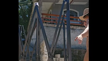 Montando uma tenda na chácara usando um body socado no rabo