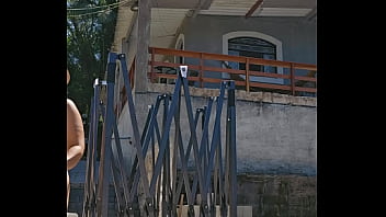 Montando uma tenda na chácara usando um body socado no rabo