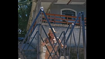 Montando uma tenda na chácara usando um body socado no rabo