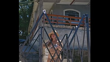 Montando uma tenda na chácara usando um body socado no rabo