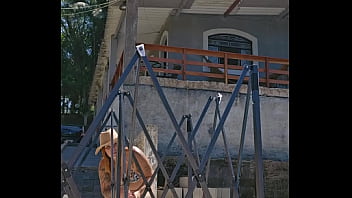 Montando uma tenda na chácara usando um body socado no rabo