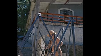 Montando uma tenda na chácara usando um body socado no rabo