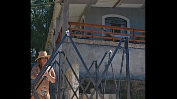 Montando uma tenda na chácara usando um body socado no rabo