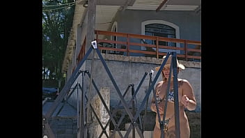 Montando uma tenda na chácara usando um body socado no rabo