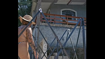 Montando uma tenda na chácara usando um body socado no rabo