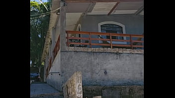 Montando uma tenda na chácara usando um body socado no rabo