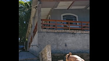 Montando uma tenda na chácara usando um body socado no rabo